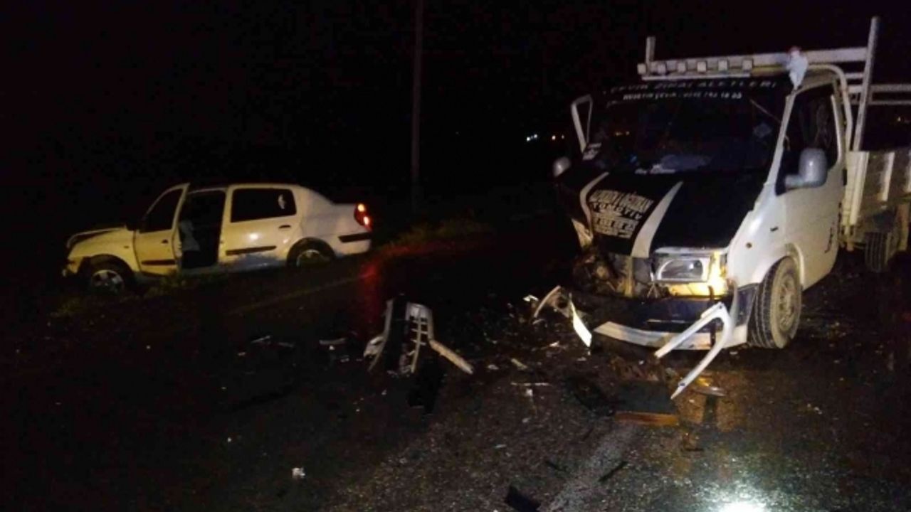 Otomobil ile kamyonet kafa kafaya çarpıştı: 1 yaralı