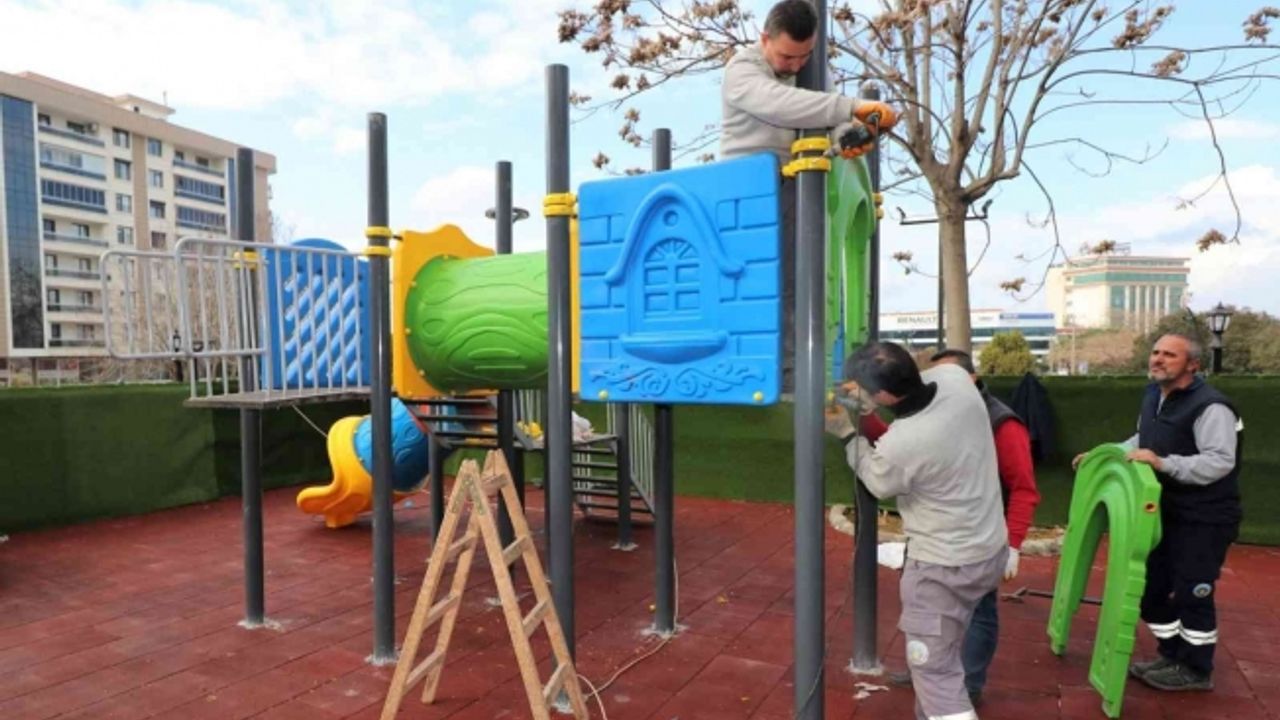 Turgutlu Belediyesinden Selvilitepe Mahallesine yeni çocuk oyun grubu
