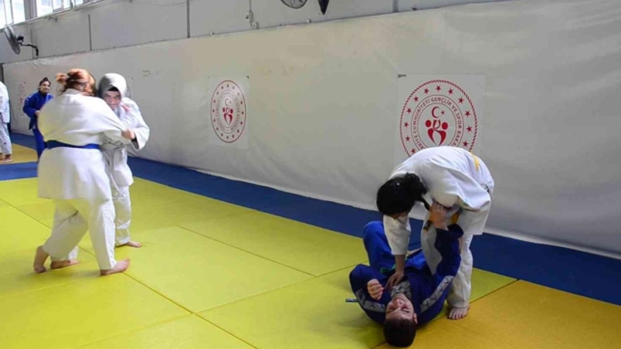 Yaşadığı zorluklardan ders çıkardı, görme engellilere umut oldu