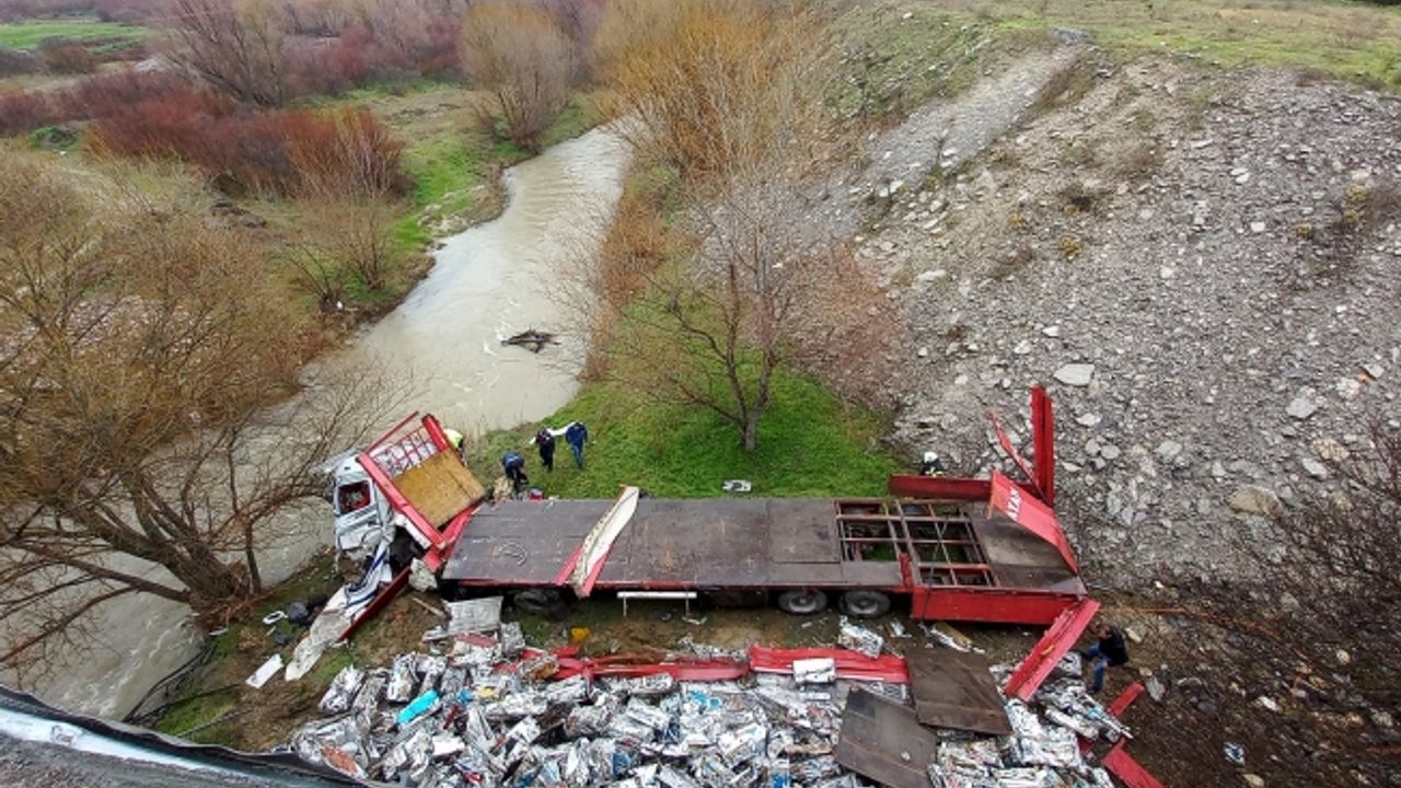 Kontrolden çıkan tır Gediz Nehri’ne uçtu: 1 yaralı