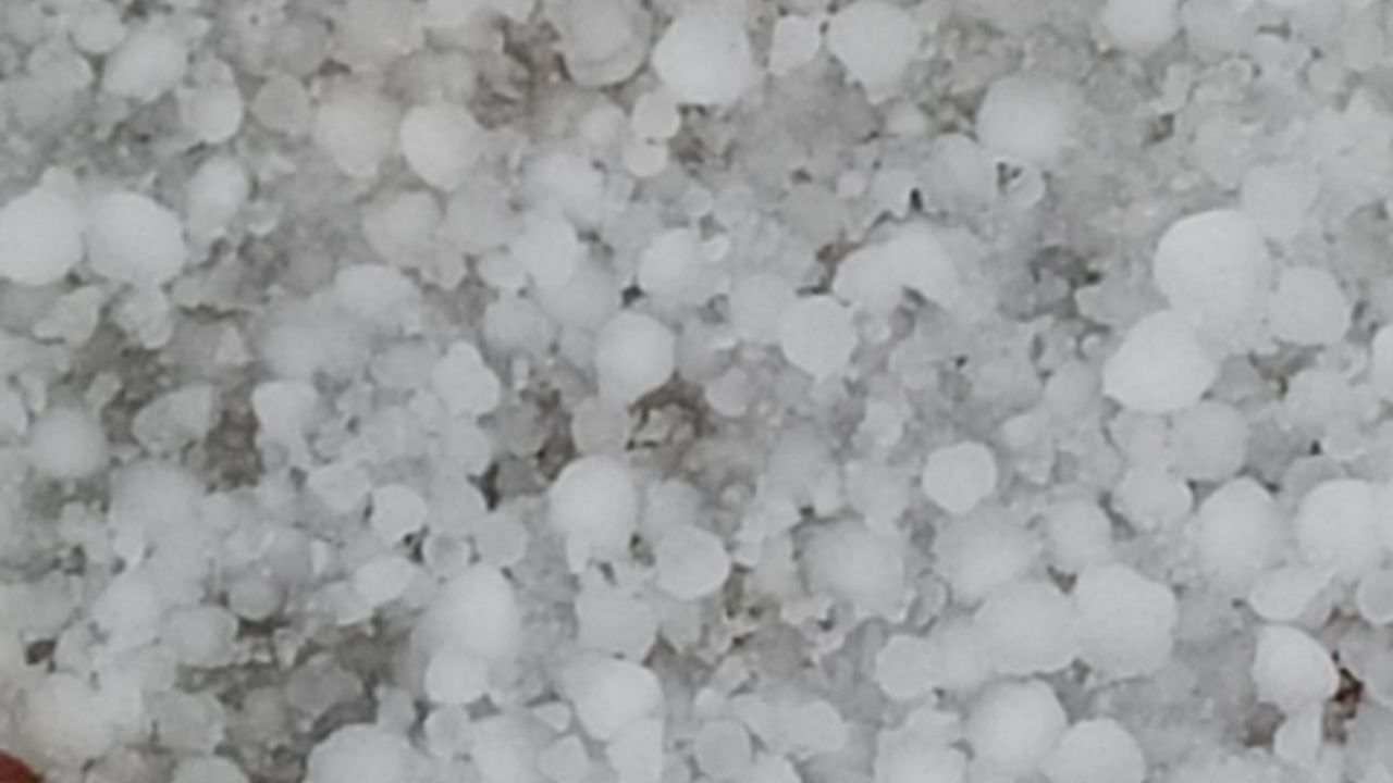 Dolu yağışı 10 dakikada her yeri beyaza bürüdü