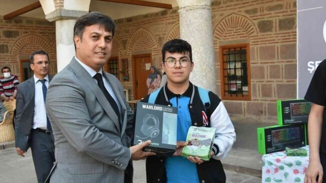 E Spor Şehzadeler Volarant Turnuvası şampiyonları ödüllerini aldı