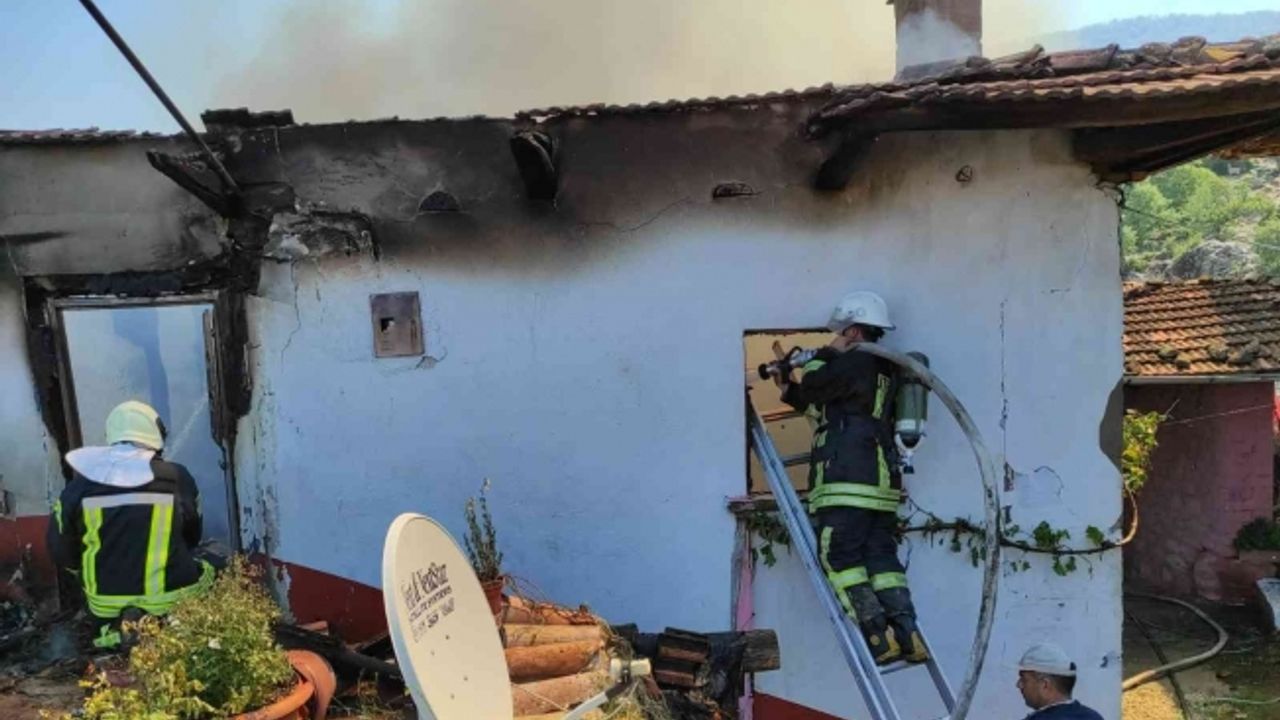 Elektrik kontağından çıkan yangın, 2 katlı evi küle döndürdü