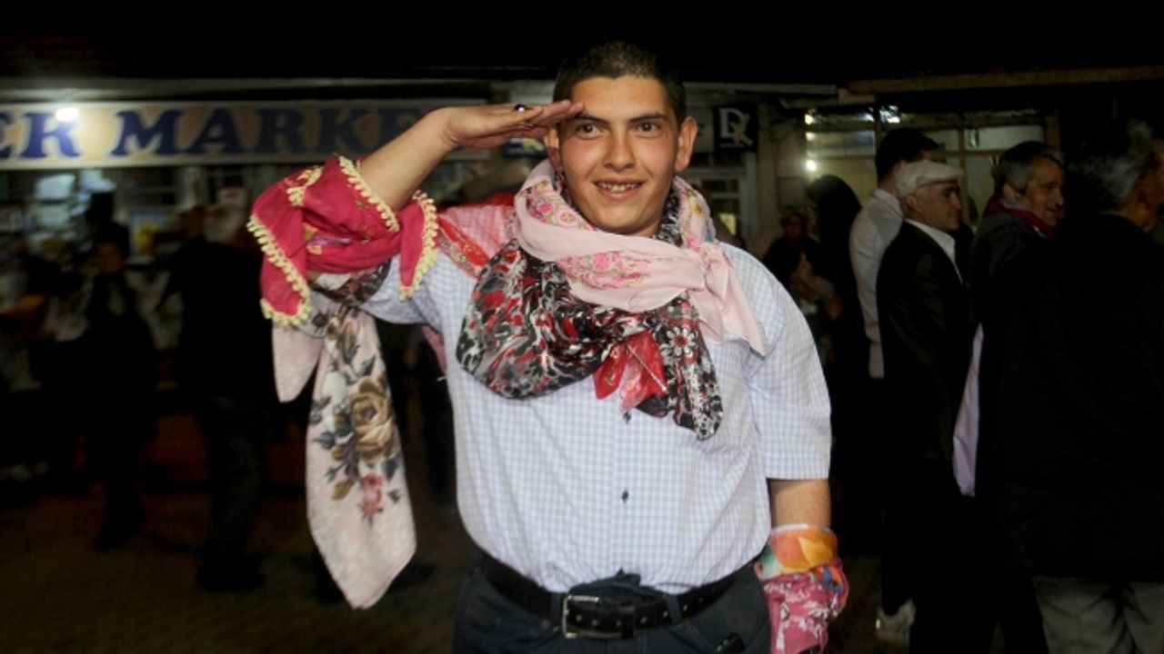 Jandarma askere gidecek engelli gençlere asker eğlencesi düzenledi