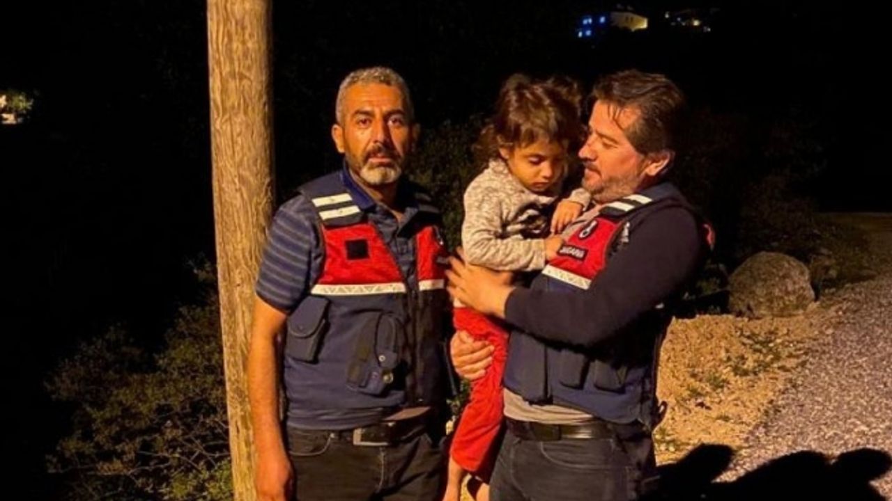 Kaybolan küçük kız, evinin uzağında duvar kenarında uyurken bulundu