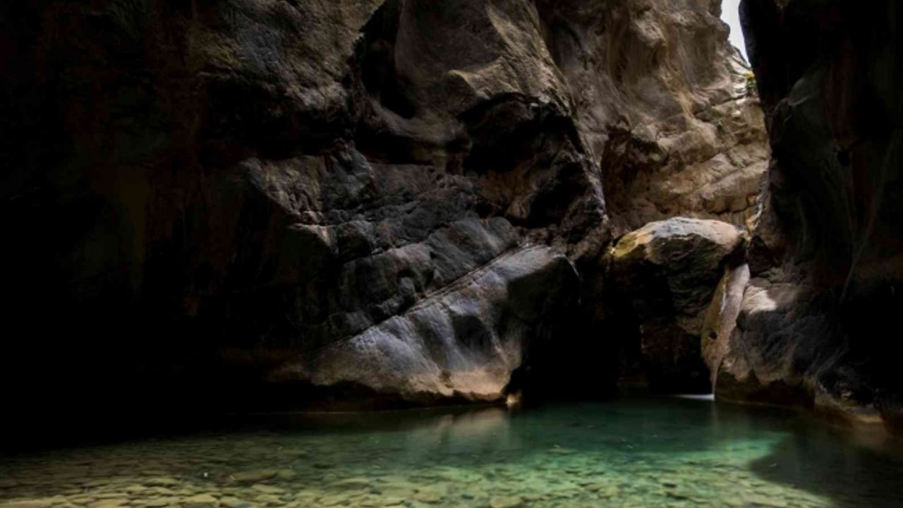 Spil Dağı’nın saklı kanyonu fotoğrafçıların ilgi odağı oldu