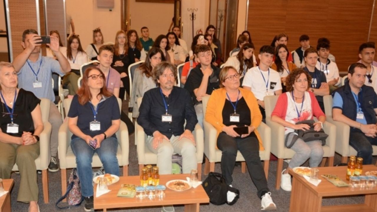 Yurtdışından gelen öğrenciler Manisa Ticaret Borsasını ziyaret etti