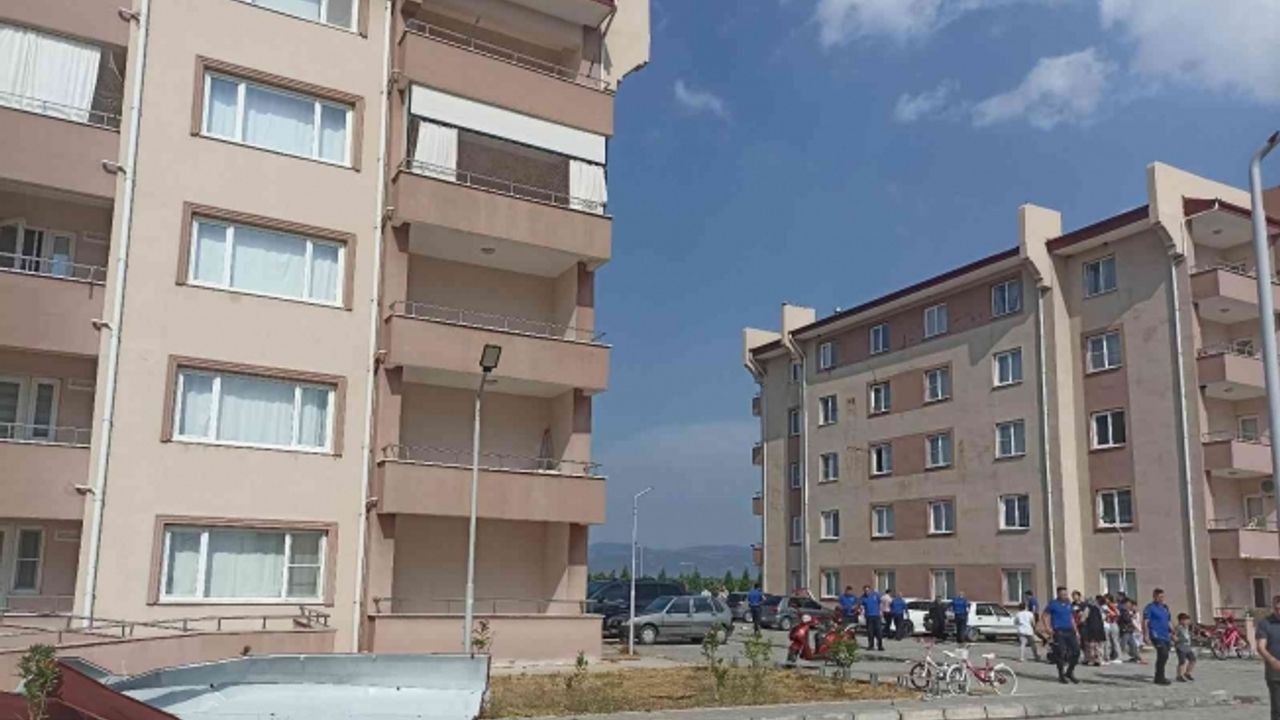 Cezaevi lojmanlarının çatıları uçtu, 15 araç hasar gördü