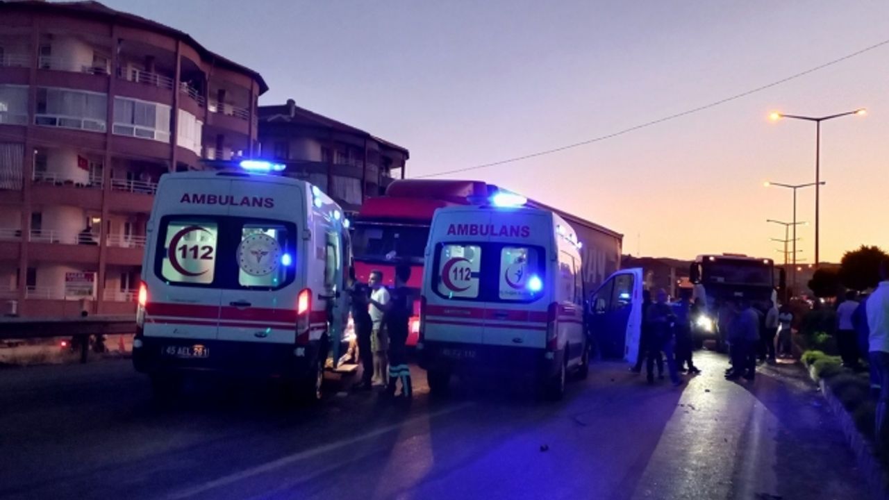 (Düzeltme) Freni patlayan tır kırmızı ışıkta bekleyen otomobile çarptı: 4 yaralı