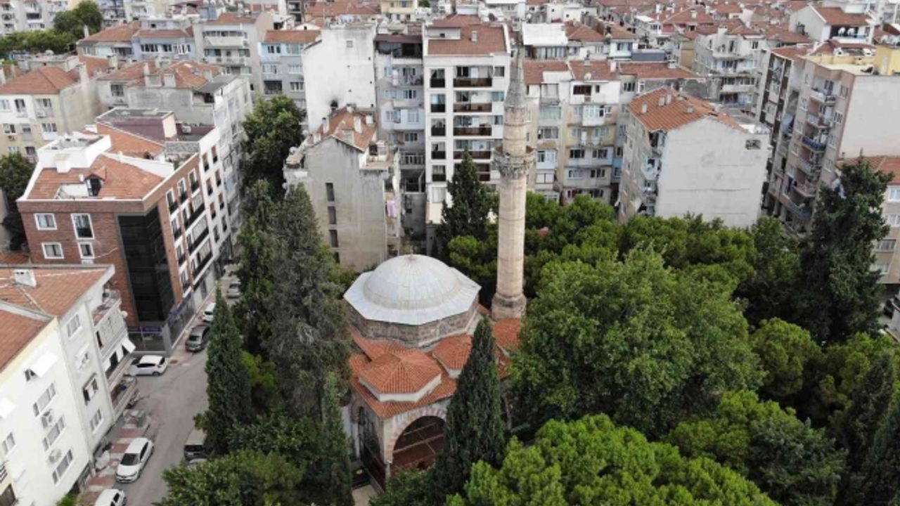 Tarihe meydan okuyan cami rutubete yenik düşüyor