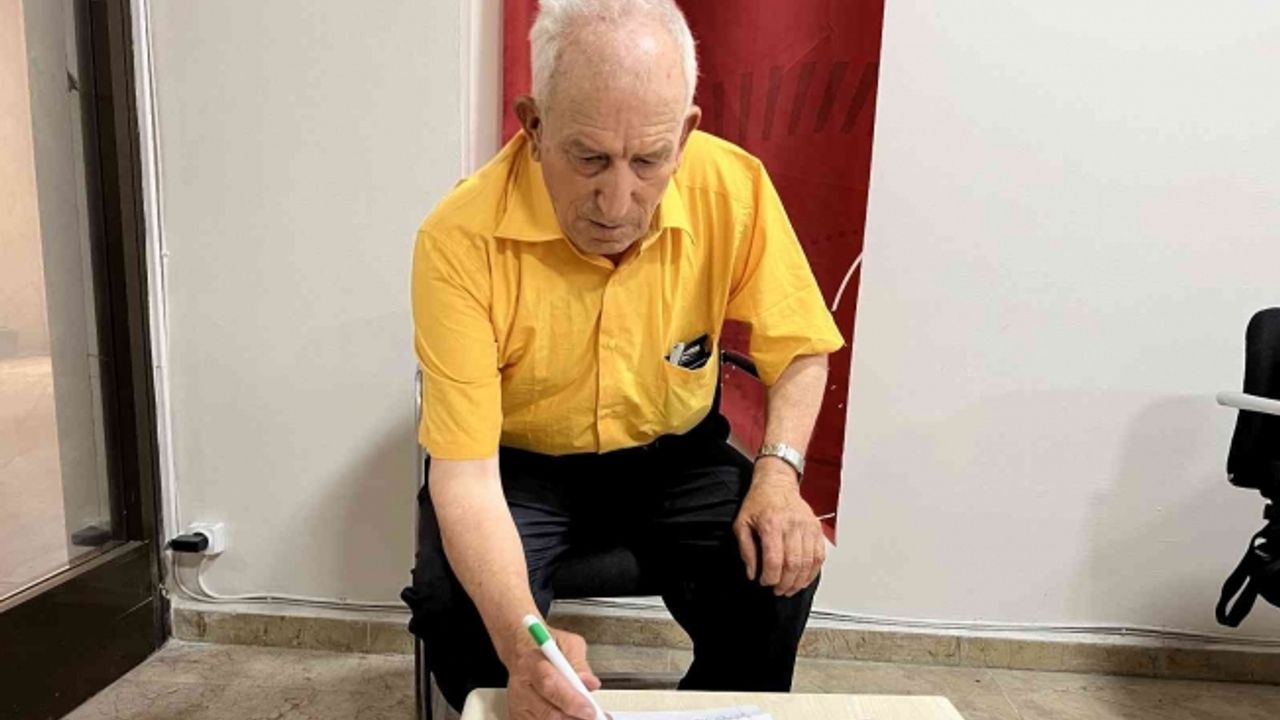 78’lik dede gazetelerden okuduğu haberleri şiire döküyor