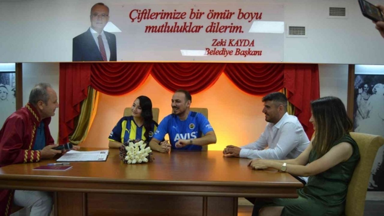 Fenerbahçeliler Günü’nde Fenerbahçe formasıyla nikah masasına oturdular