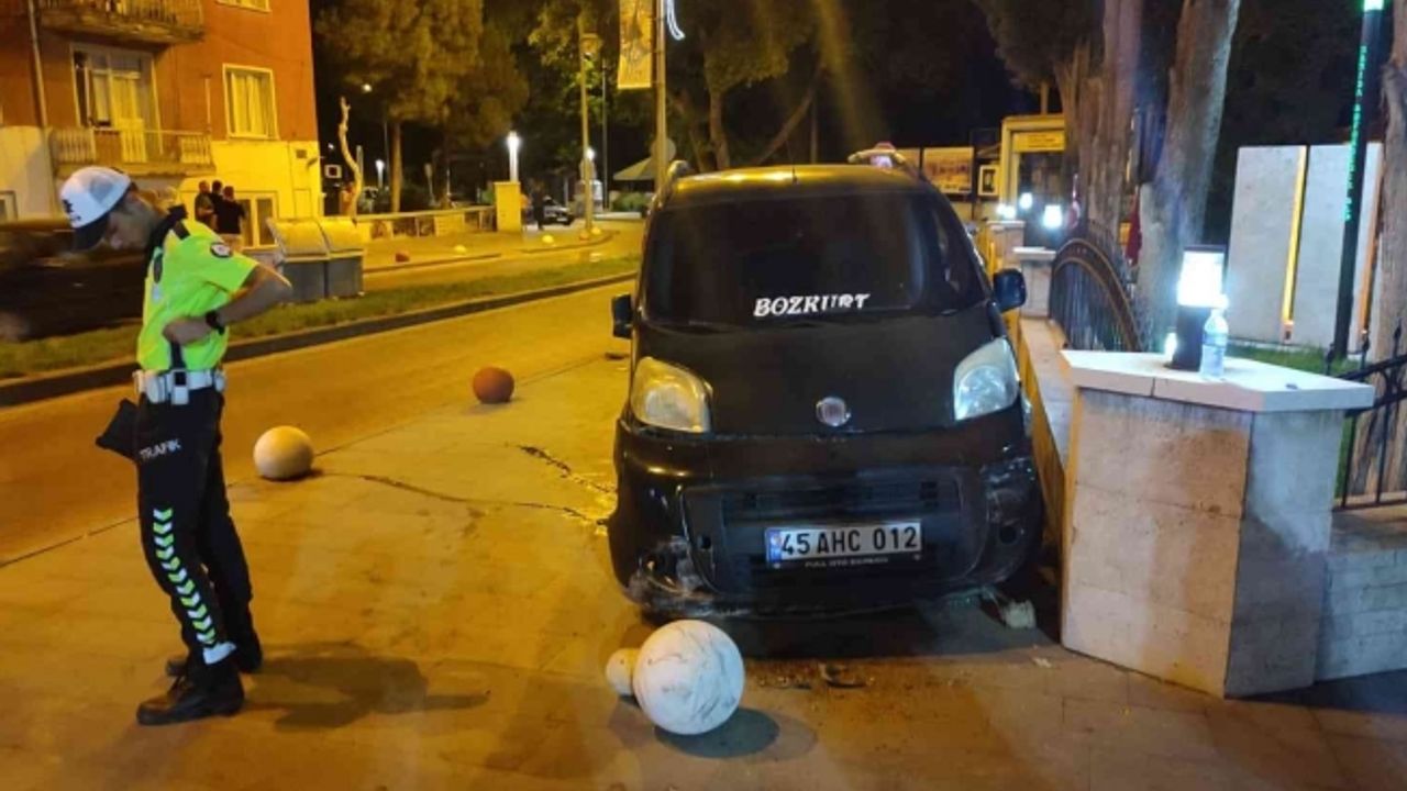 Fren yerine gaza basan ehliyetsiz sürücü şehitlik duvarına çarparak durabildi