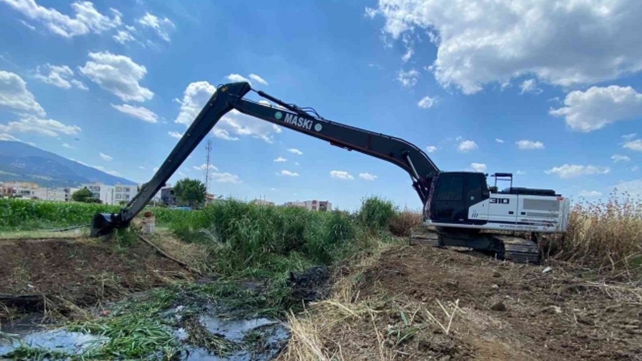 Kazım Karabekir ve Akpınar mahallelerinde kurutma kanalı temizlendi