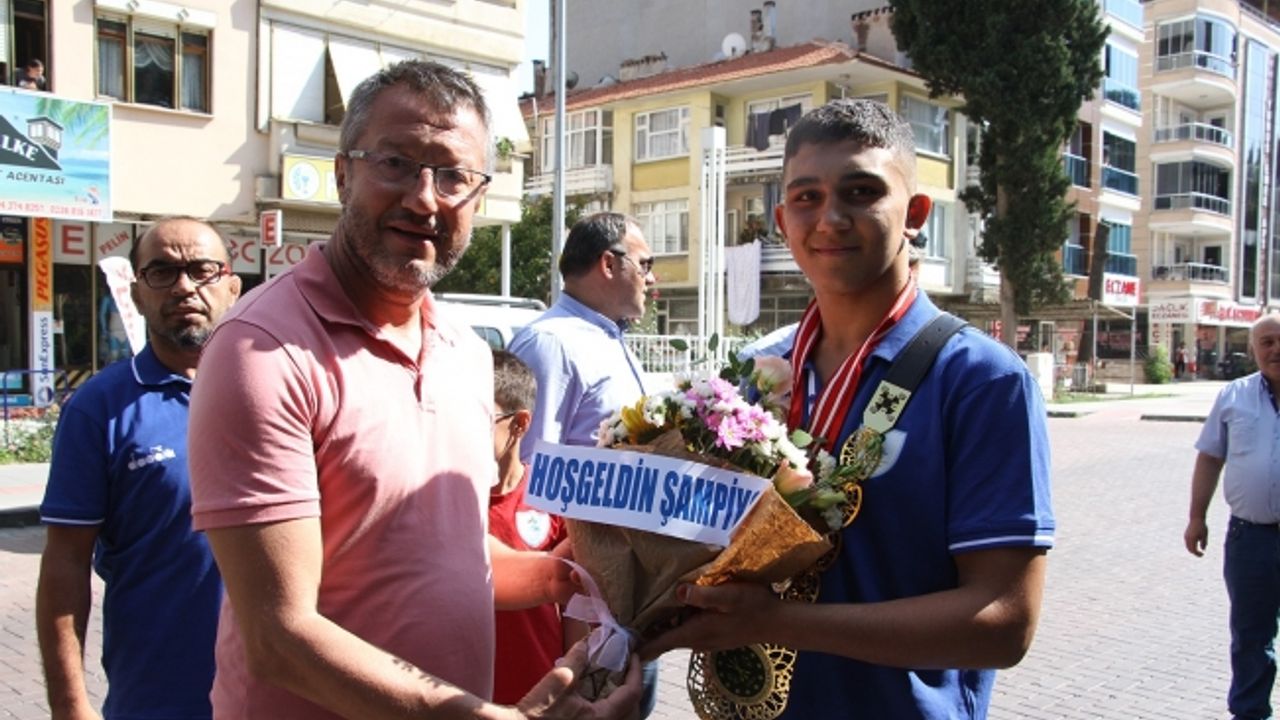 Kırkpınar’ın tozkoparan boyu şampiyonuna memleketinde davullu zurnalı karşılama