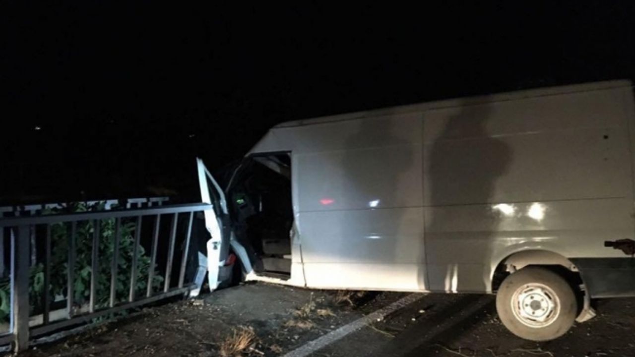 Manisa’da kamyonet köprü korkuluğuna çarptı: 1 ağır yaralı