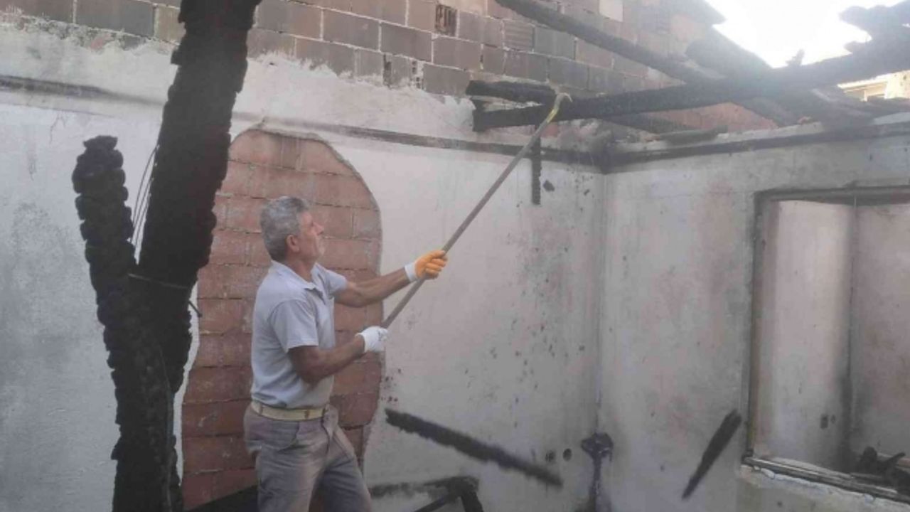 Turgutlu Belediyesi evi yanan aileye yardım elini uzattı