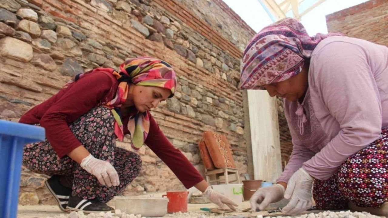 Kadınlardan  bin 700 yıllık Sardes antik kentine ince dokunuş