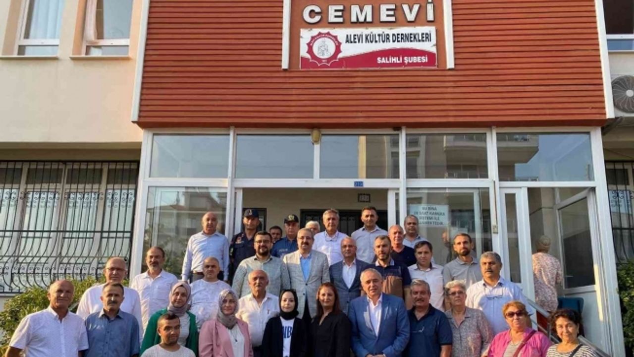 Salihli protokolü Cemevi’ndeki aşure hayrında buluştu