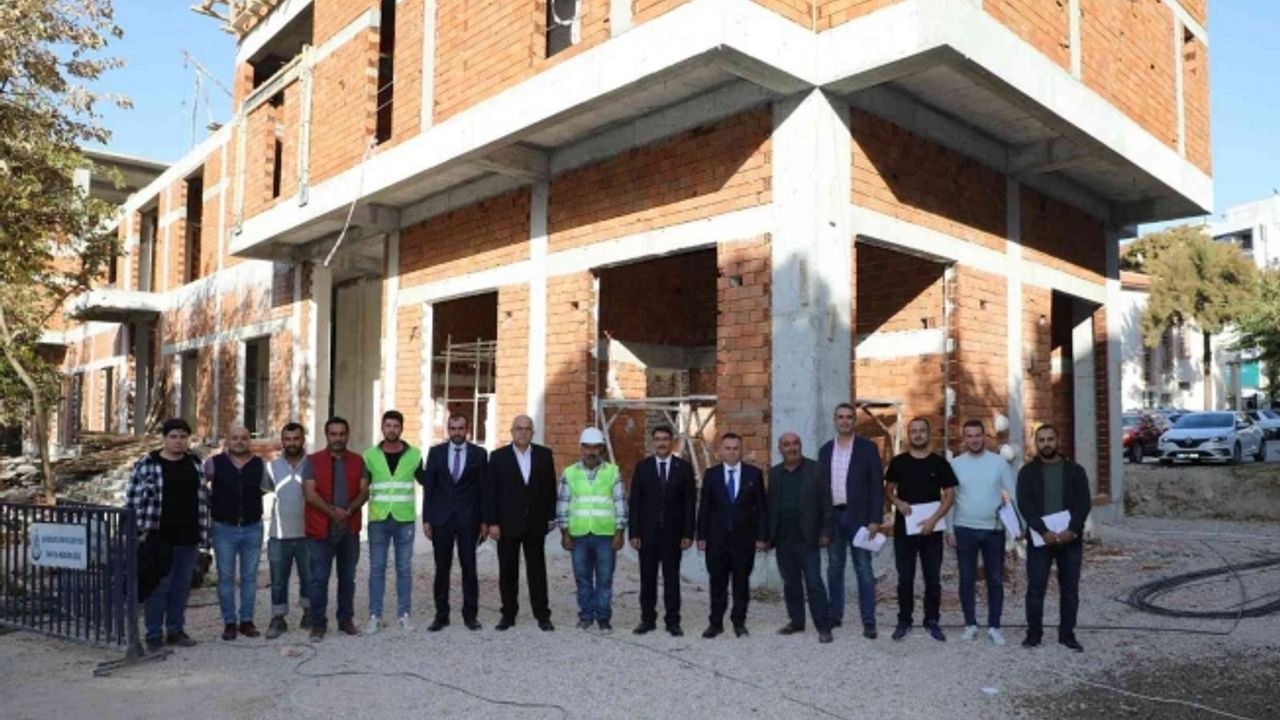 Başkan Çelik, Millet Kütüphanesi ve Gençlik Merkezi inşaatını inceledi