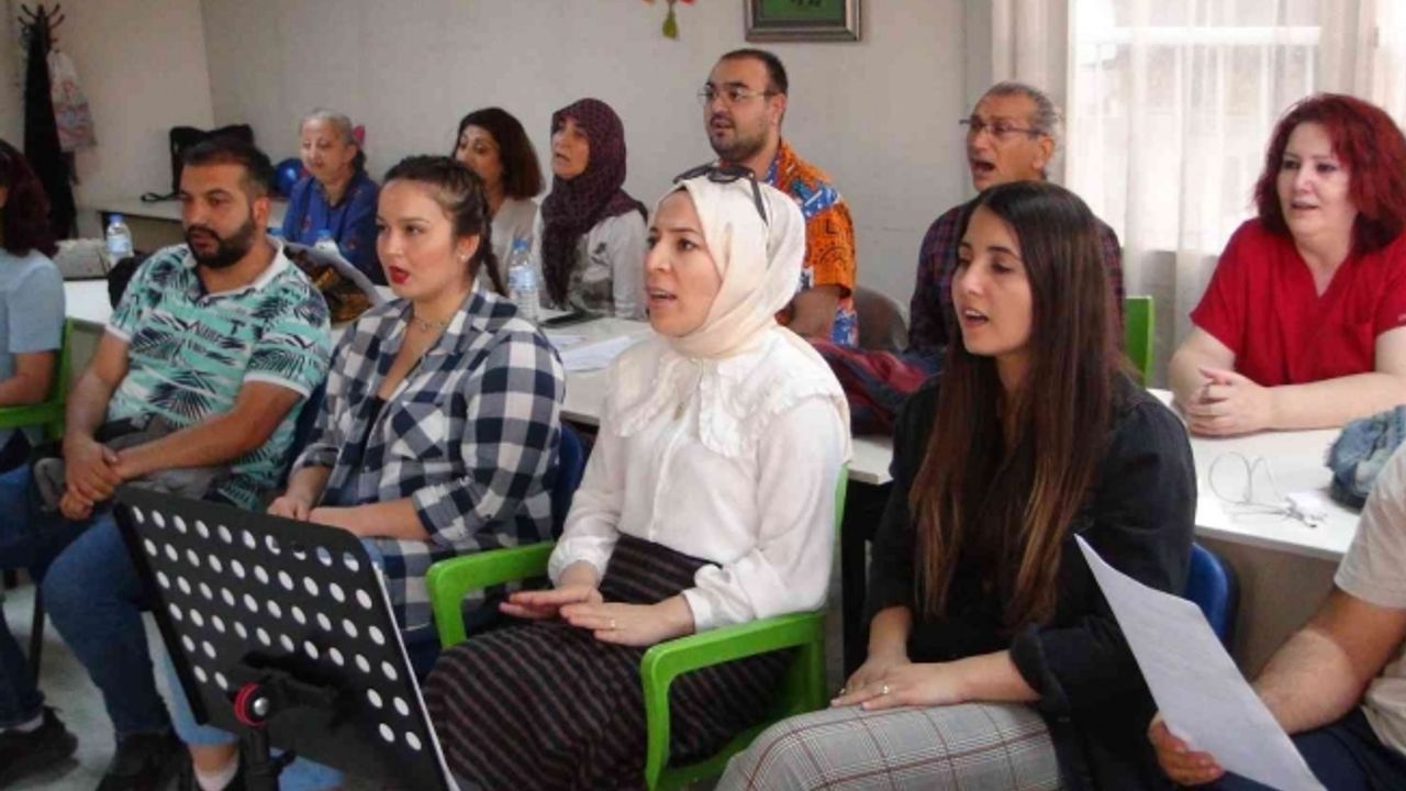 Bu koroda her meslek ve yaş gurubundan kişi yer alıyor