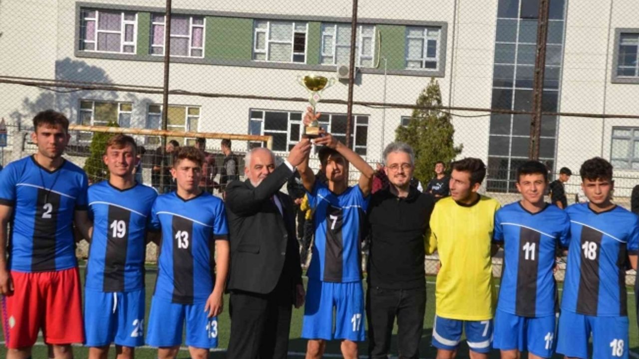 Kırkağaç’ta 29 Ekim Futbol Turnuvasında şampiyon Anadolu İmam Hatip Lisesi