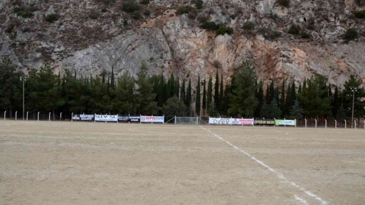 Bozuk zeminde maç yapan futbolcular Bakan Kasapoğlu’na seslendi