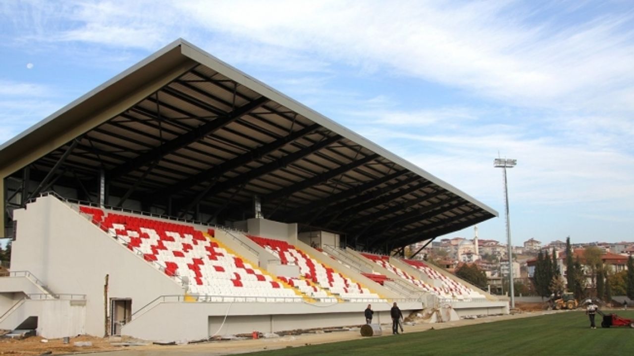 Kula ilçe stadı yenilenen yüzüyle hizmete hazırlanıyor