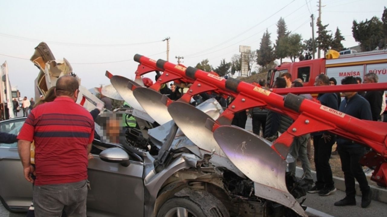 Otomobil pulluk takılı traktöre saplandı: 1 ölü, 4 yaralı