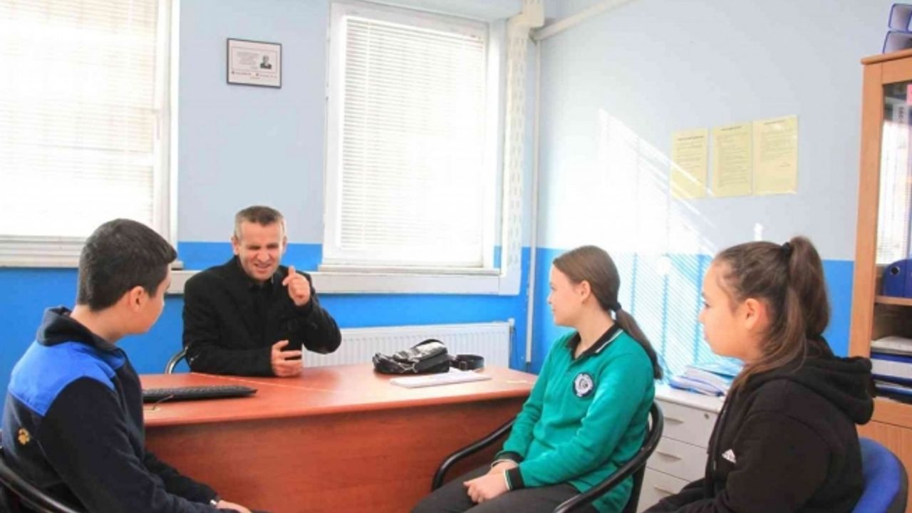 Sesinden tanıdığı öğrencilerine gelecekteki yol haritaları için rehberlik ediyor