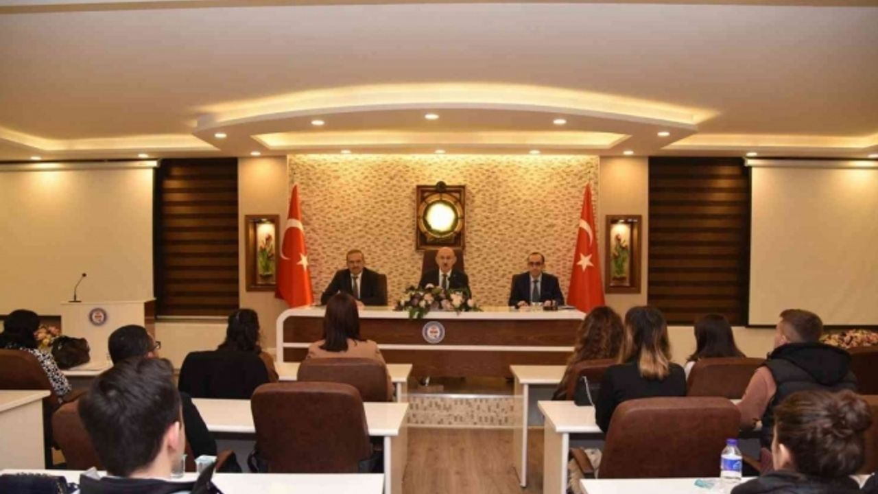 Vali Karadeniz, Manisa’da göreve yeni başlayan kamu personeliyle buluştu