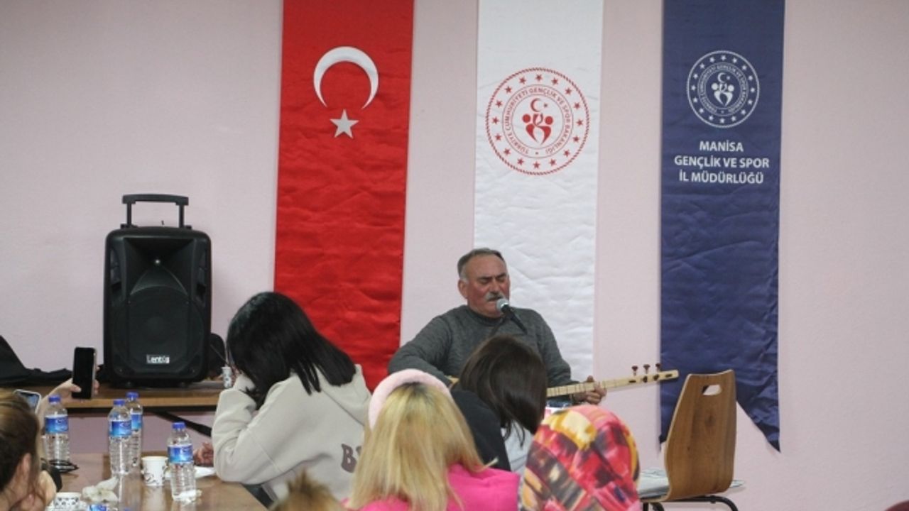 KYK’lı öğrenciler mahalli sanatçı Sami Dinç ile coştu