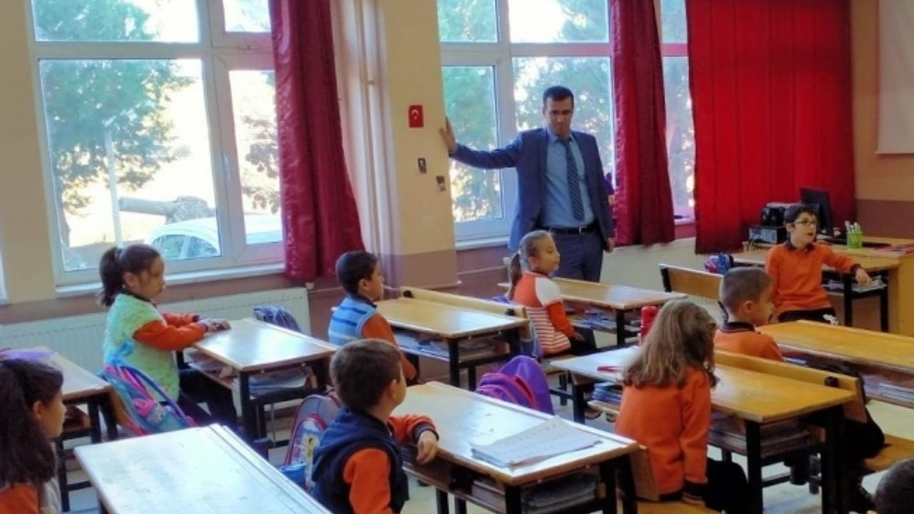 Müdür Yıldırak, okulların eksikliklerini yerinde tespit ediyor