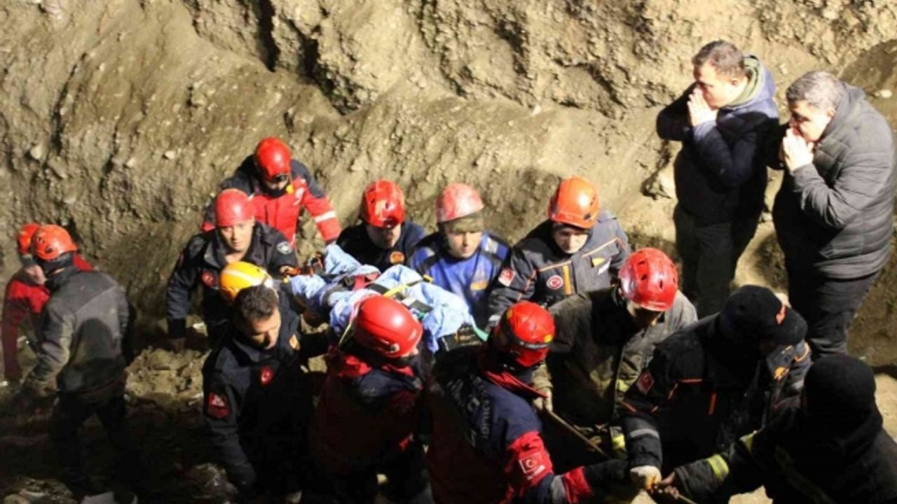 Kuyuya düşen baba-oğuldan acı haber: Cansız bedenlere kuyunun 20 metre derinliğinde 10 saat sonra ulaşıldı