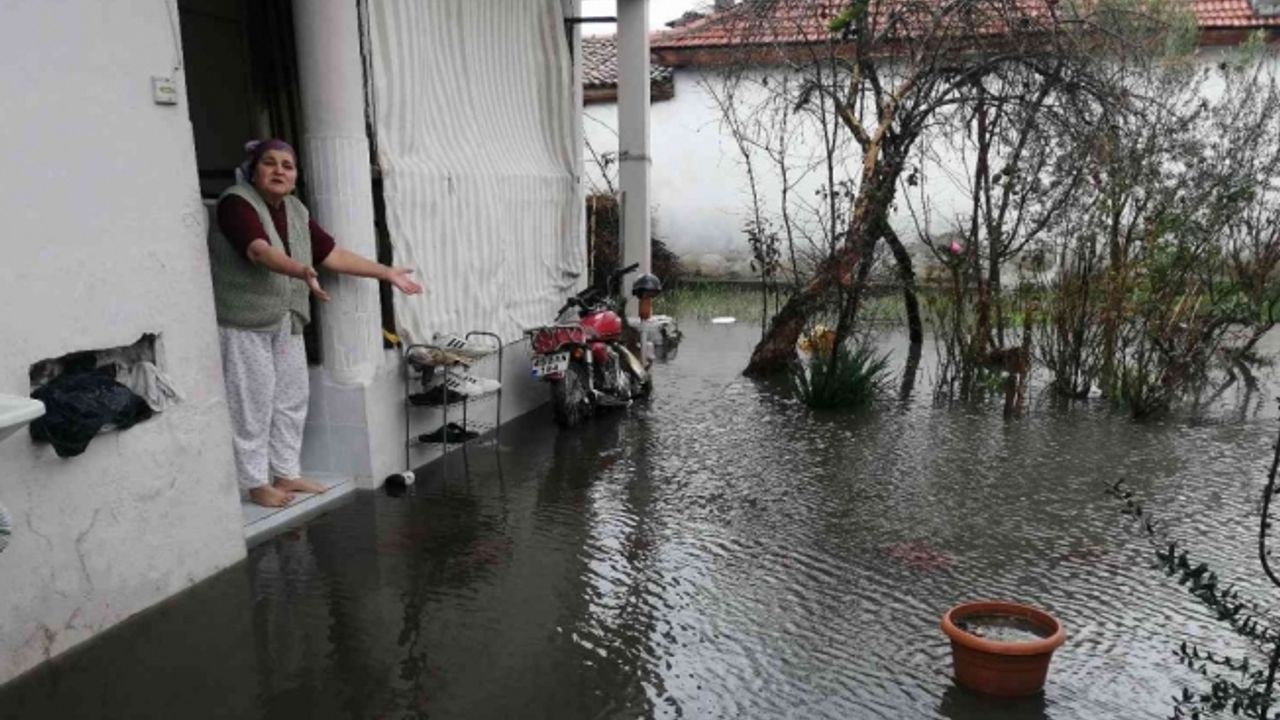 Manisa’da sağanak etkili oldu, bazı evleri su bastı