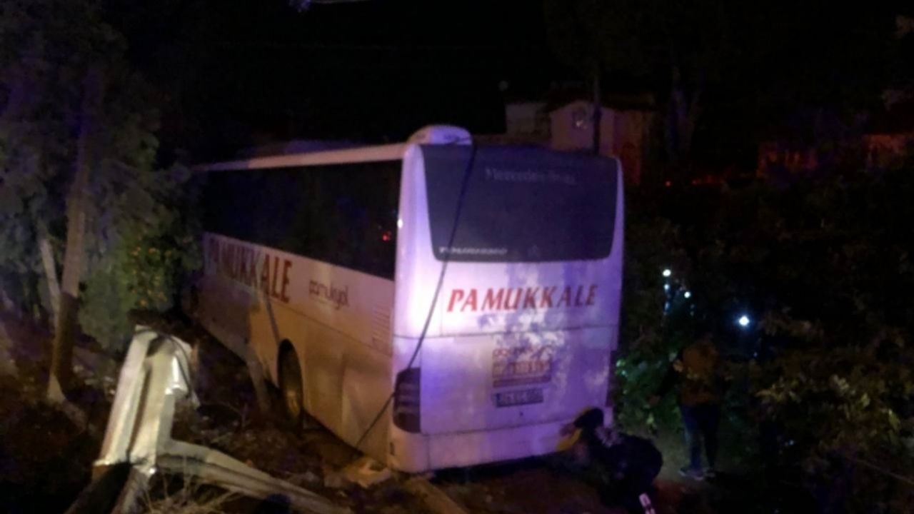 Manisada yolcu otobüsü kamyonete çarptı: 3ü çocuk 7 yaralı