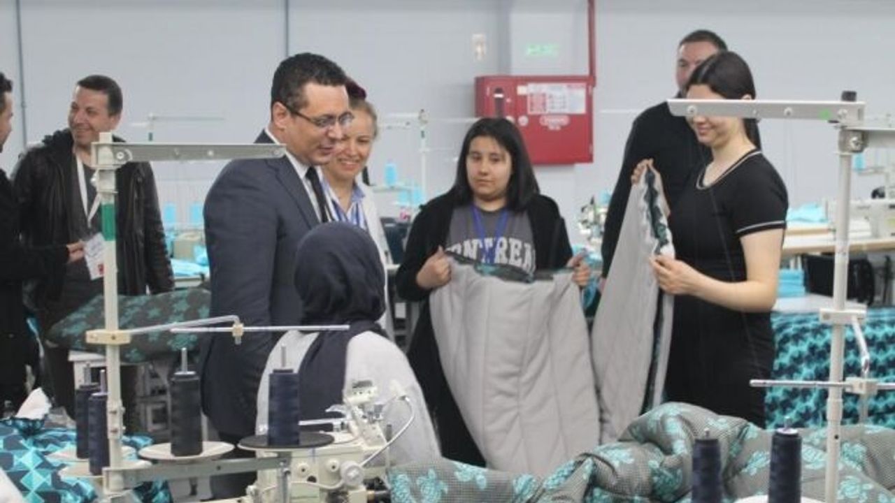 Akhisar’da depremzedeler için 800 adet tulum üretiliyor