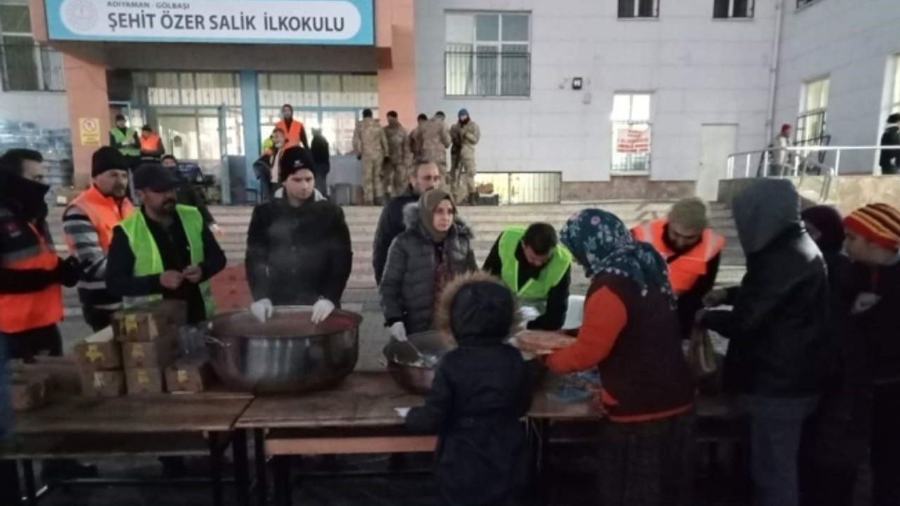 Akhisarlı öğrencilerin mutfağı 6 bin depremzedeye yemek hizmeti veriyor