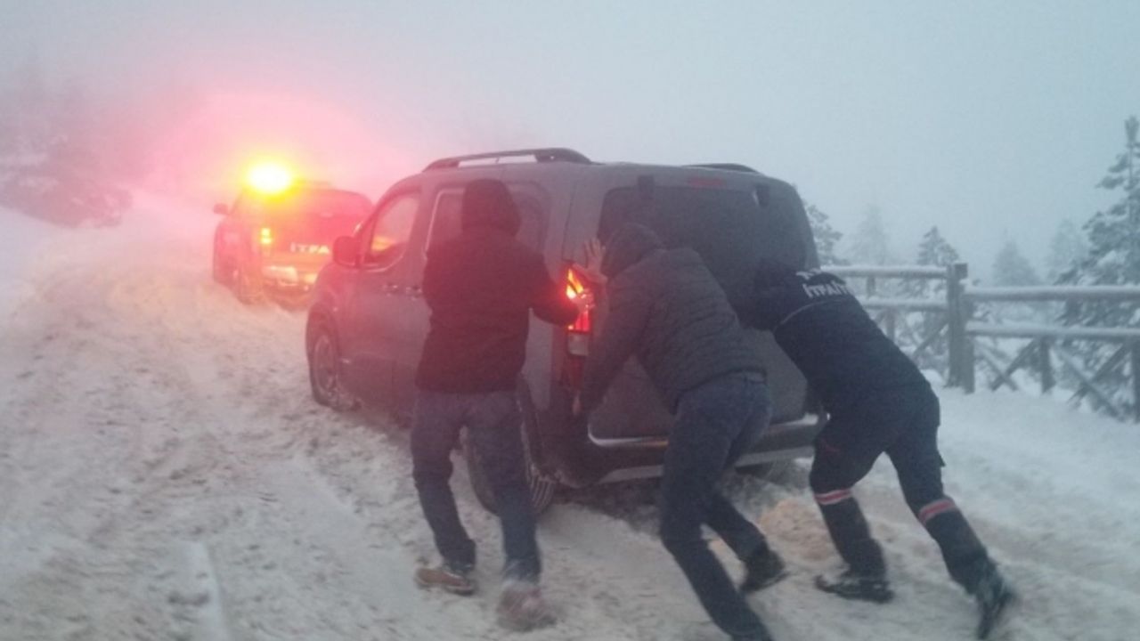 Kar keyfi kabusa döndü, tipide mahsur kaldılar