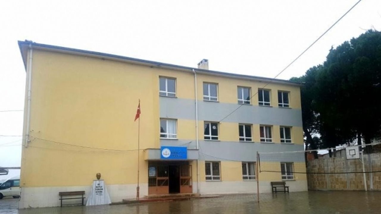 Kula’da depreme dayanıksız olduğu tespit edilen bir okula yıkım kararı