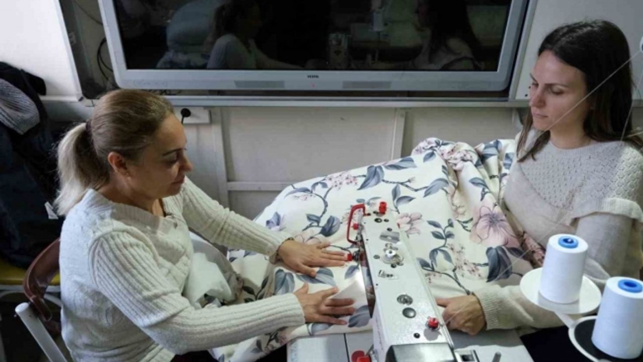 Öğretmen ve öğrenciler depremzedeler için battaniye dikiyor