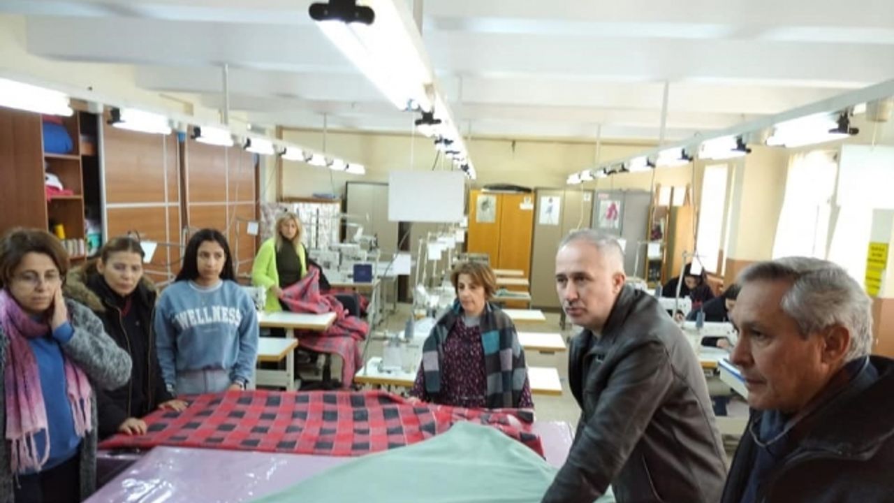 Salihli’de depremzedeler için soba ve uyku tulumu üretiliyor