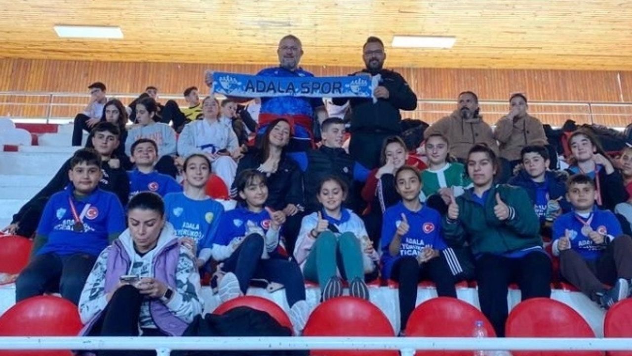 Adalasporlu karateciler Muğla’dan 15 madalya ile döndü