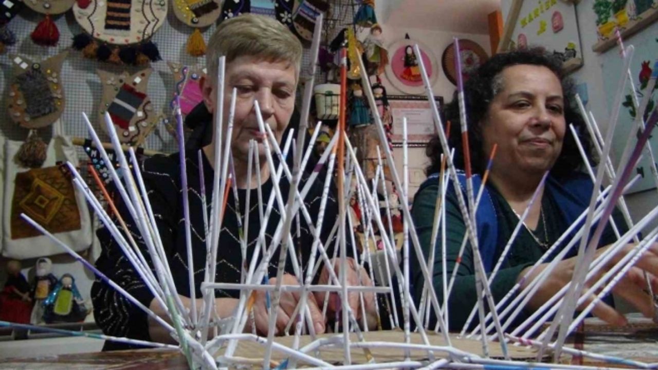 Atık kağıtlar kadınların elinde sanat eserine dönüşüyor