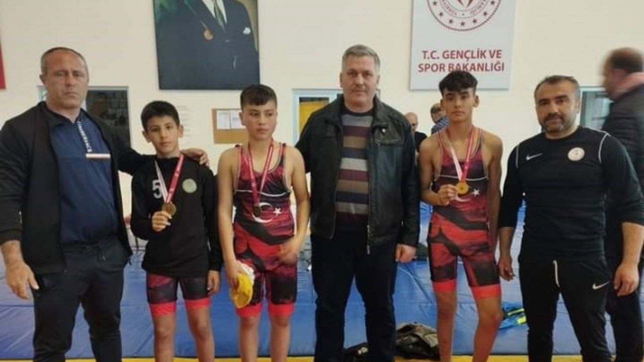 Güreşte Manisa’yı Sarıgöl Mustafa Metin İmam Hatip Ortaokulu temsil edecek