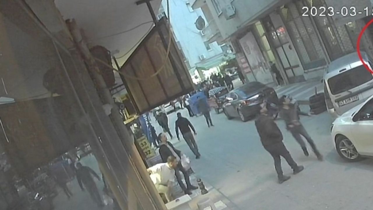 Kavgaya karışan şahısları süpürgeyle kovalarken canından oluyordu