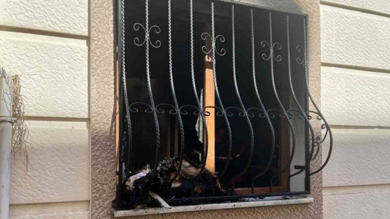 Yangında içeride mahsur kalan baba ve oğlunu komşuları kurtardı