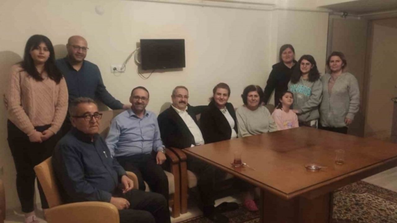 Salihli Kaymakamı Sağlam, iftarını depremzede aile ile yaptı