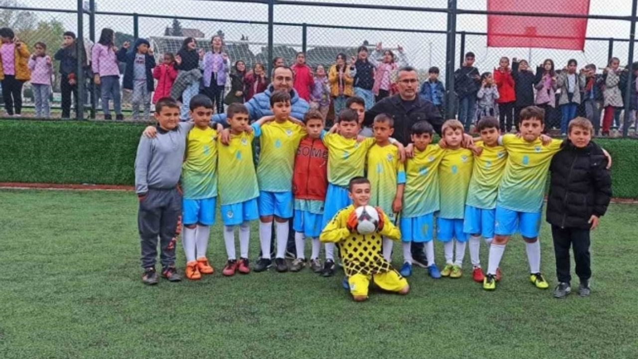 Sarıgöl’de ilkokullar arası futbol turnuvasının şampiyonu Tırazlar oldu