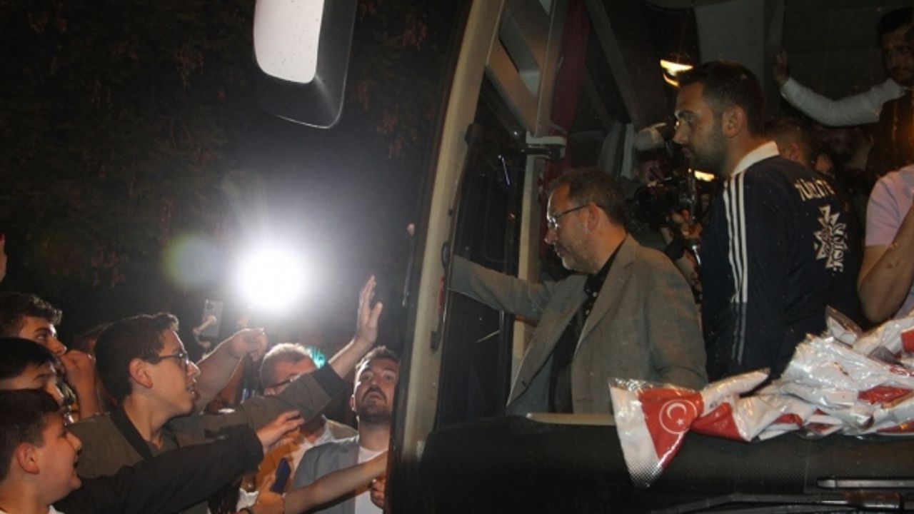 Bakan Kasapoğlu Selendi ve Kula ilçelerinde vatandaşlara hitap etti